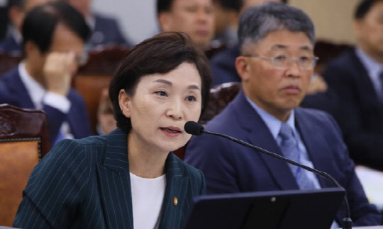 김현미 국토부 장관이 국회 국토교통위원회 국정감사에서 의원 질의에 답변하고 있다.<연합뉴스>